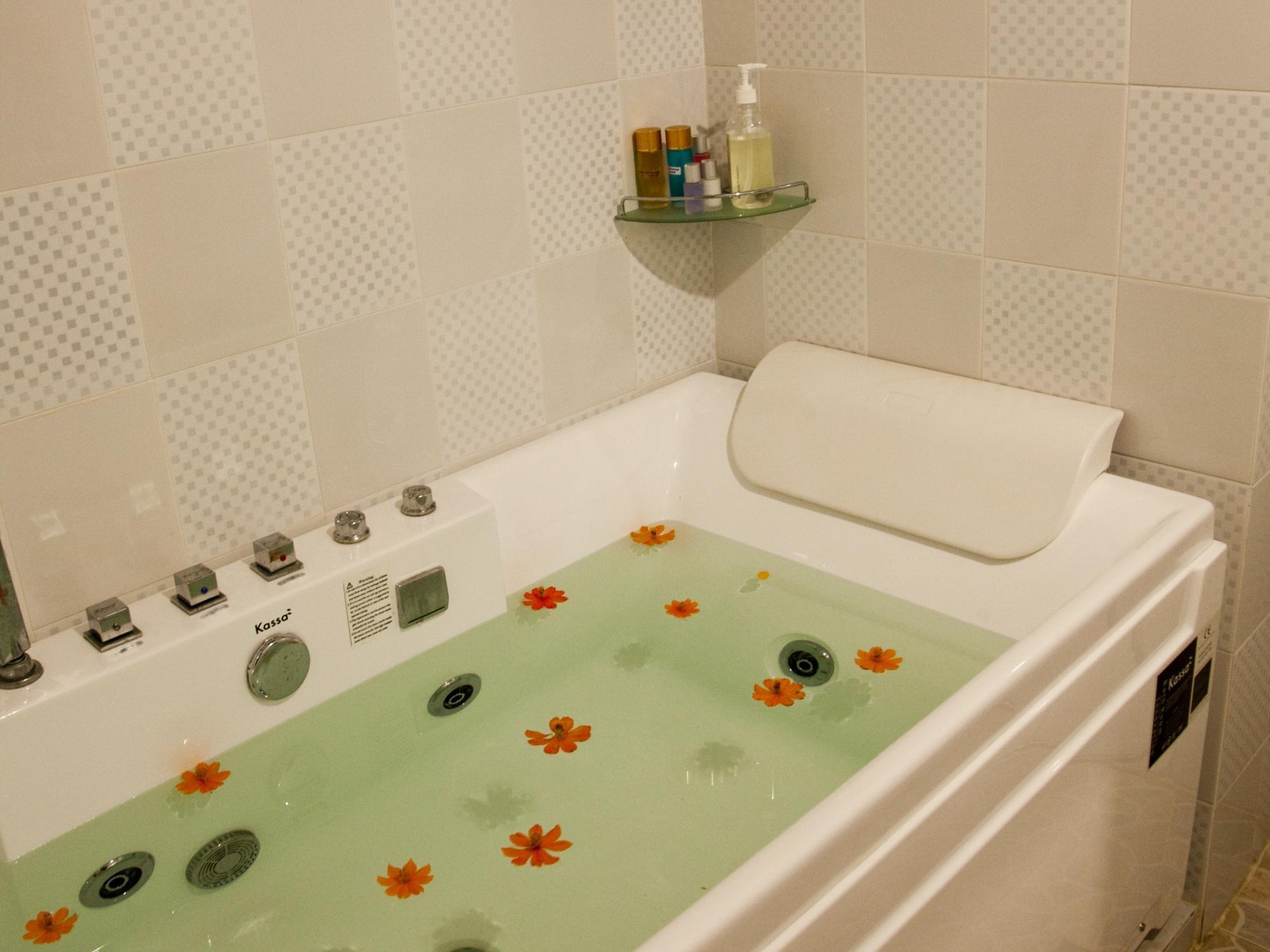 Zaza Hotel Samut Prakan Esterno foto